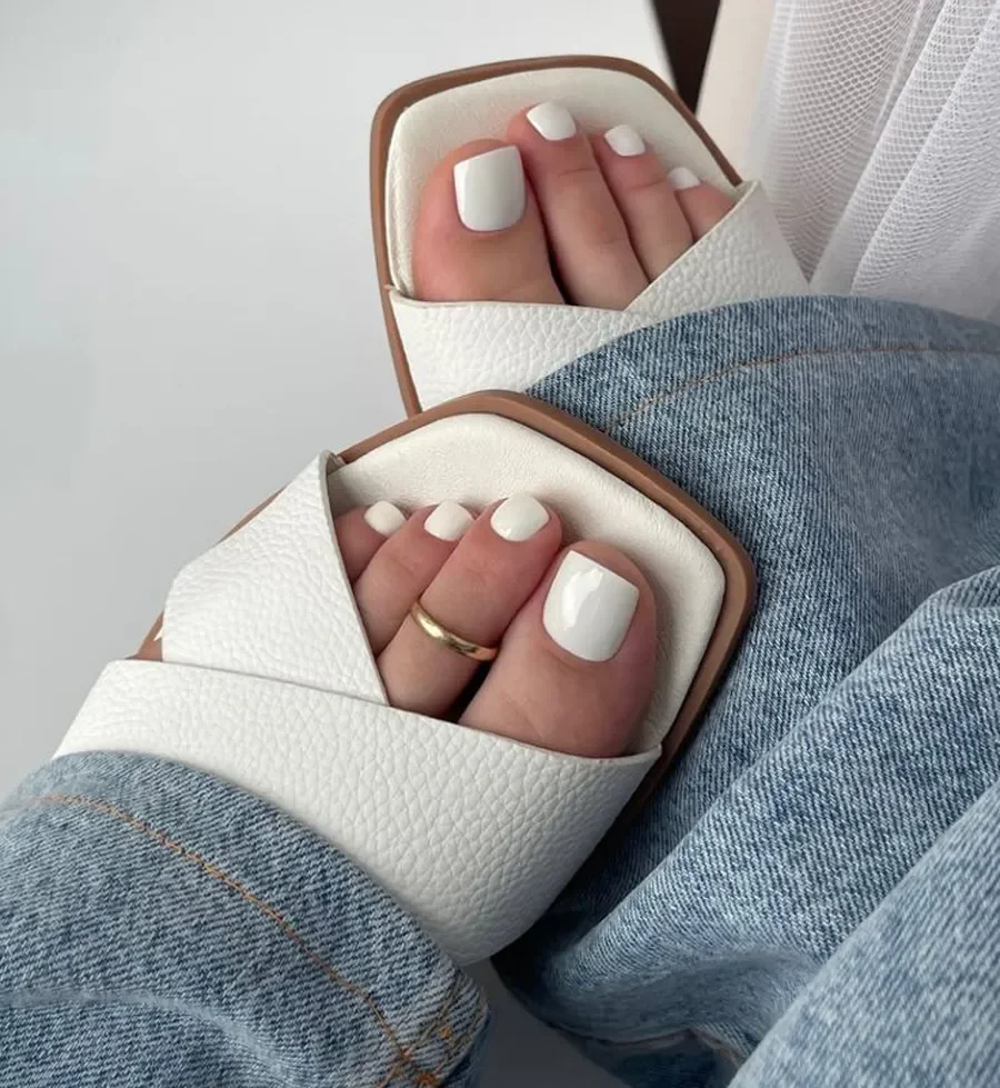 Mẫu nail chân Tết trơn đơn giản (2)