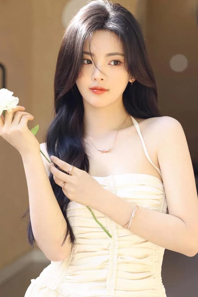 Cô gái đẹp nhất Trung Quốc'' tựa tiên nữ khi diện váy khoe vai trần gợi cảm