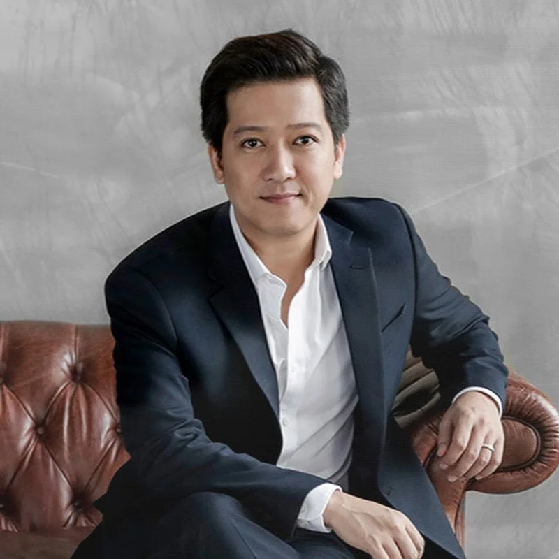Người đàn ông lịch lãm với mái tóc tạo kiểu gọn gàng, gợi ý phong cách sử dụng phụ liệu tóc