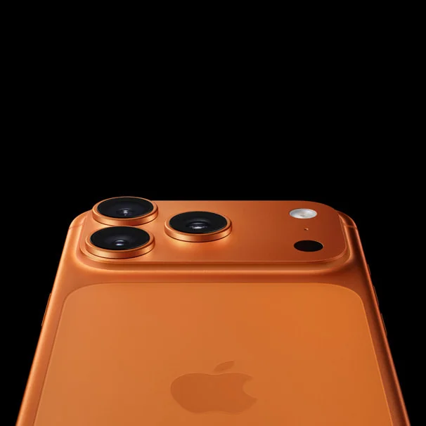 Cận cảnh thiết kế cụm camera trên hình ảnh iPhone 17 Pro Max với màu cam độc đáo.