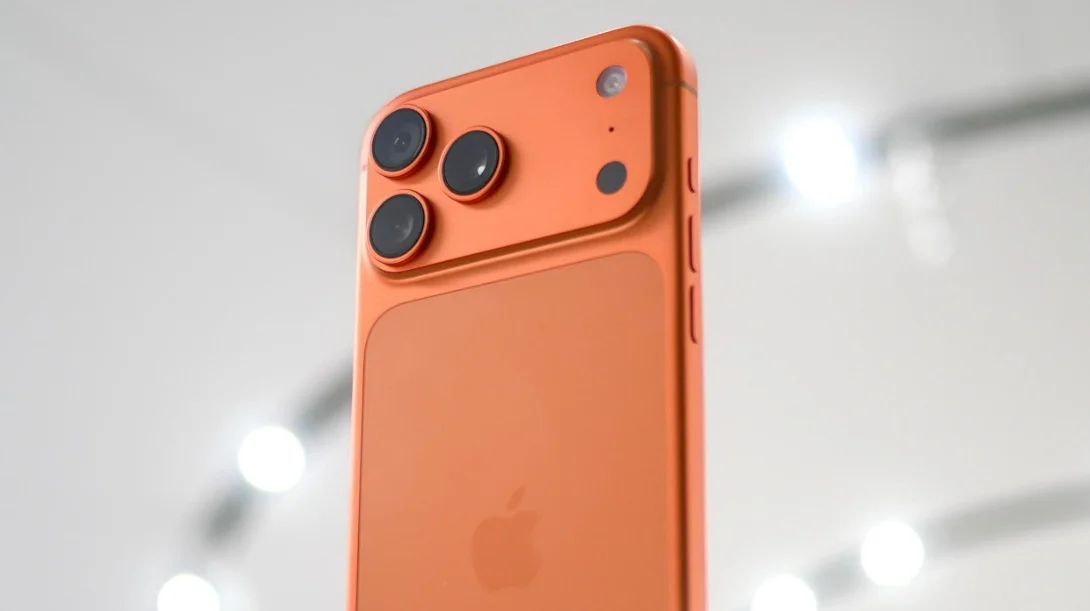 Hình ảnh iPhone 17 Pro Max với thiết kế camera mới và màu cam ấn tượng