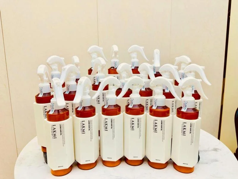 Các loại phụ liệu tóc Lakmi chất lượng cao được trưng bày sang trọng.